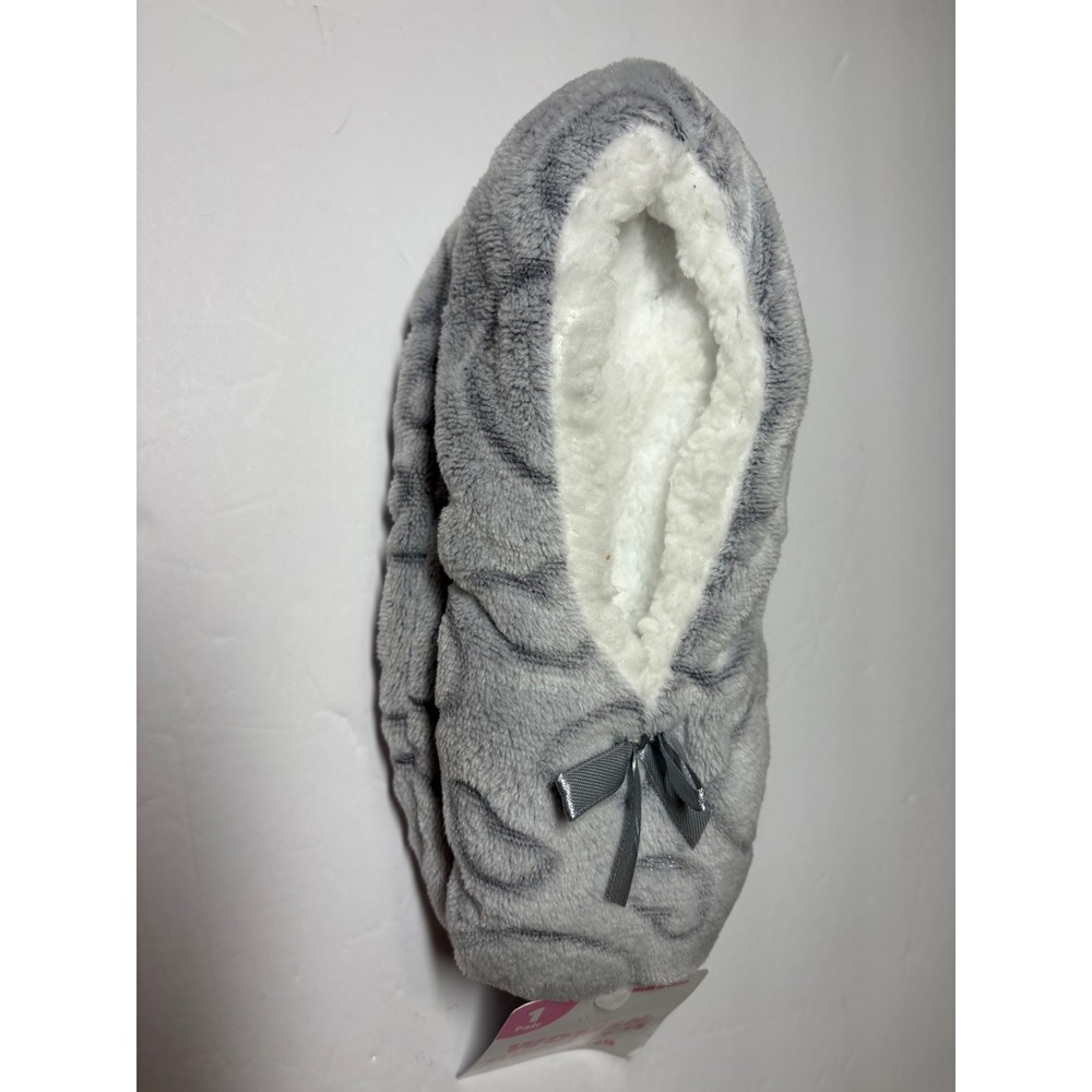Women NWT Gray Embossed Heart Plush Slipper Socks Best for Shoe Size 4-10.5